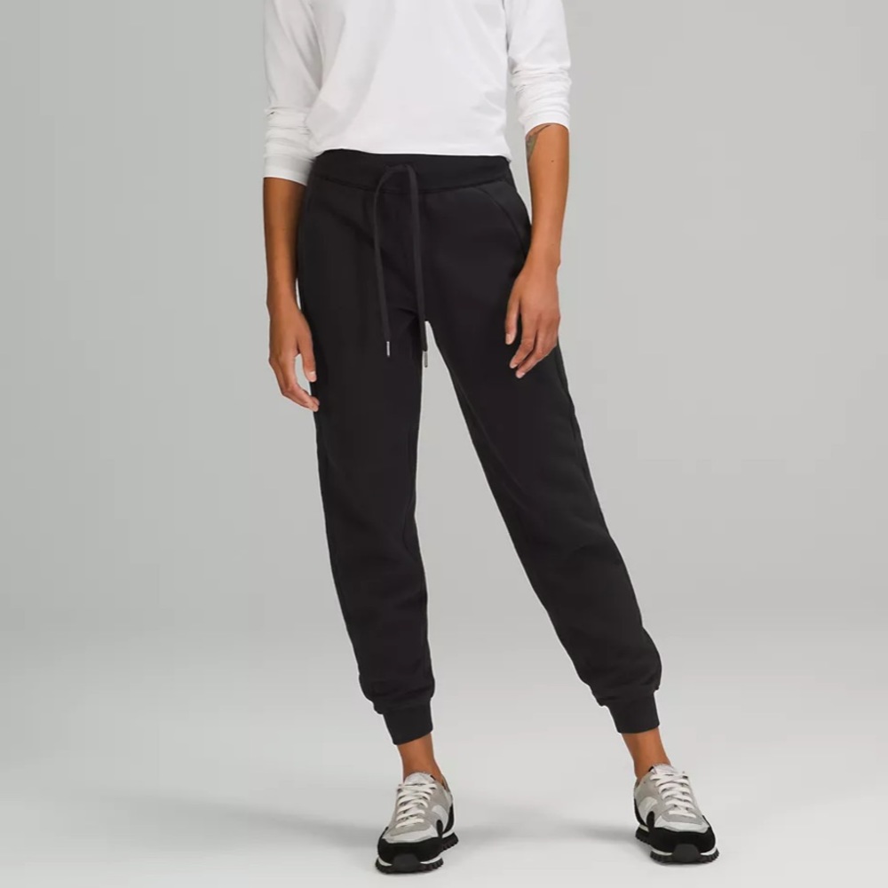 Lululemon Scuba Jogger (Size 4)